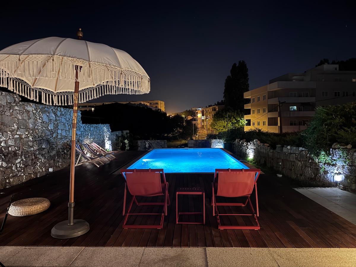 Piscina iluminada à noite