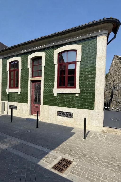 Fachada tradicional em azulejo verde da Casa de Ramalde